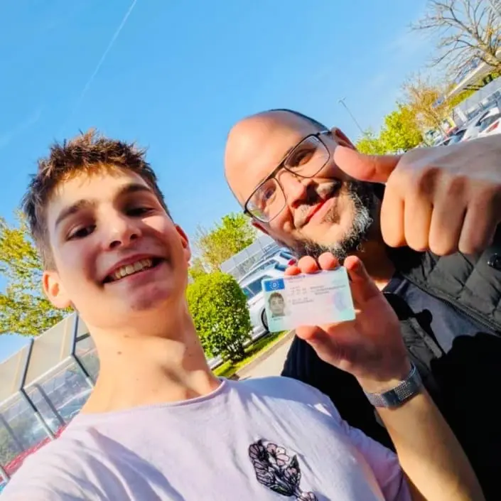 fahrschule-haidhausen-muenchen-leuchtenberg-schueler-stephan-erhaelt-fuehrerschein Fahrschüler Stephan erhält seinen Führerschein - Fahrschule Haidhausen München Leuchtenberg