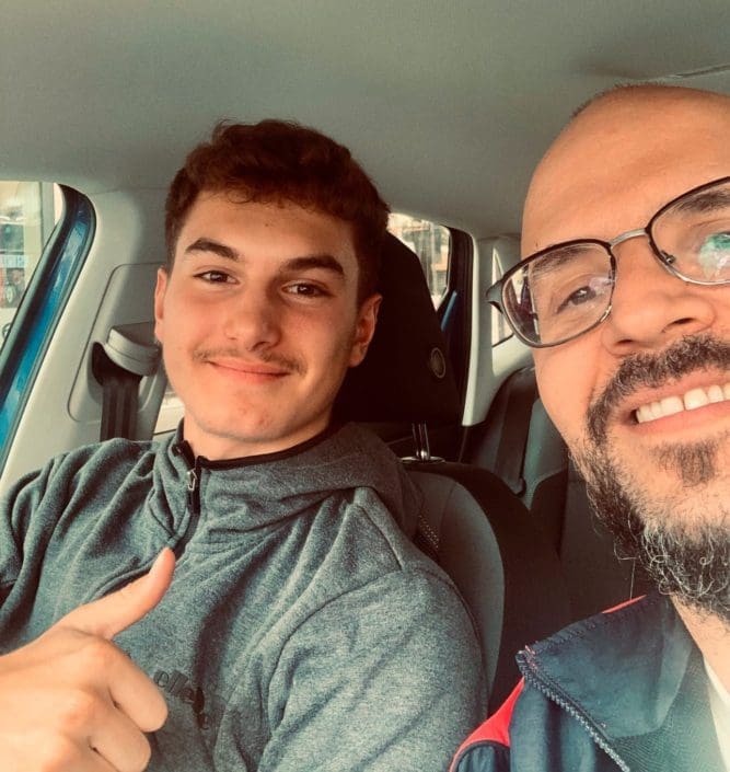 Fahrschüler zeigt Daumen hoch nach der Fahrstunde – motivierender Moment im typischen Fahrschule Ablauf in München - Fahrschule Leuchtenberg Haidhausen